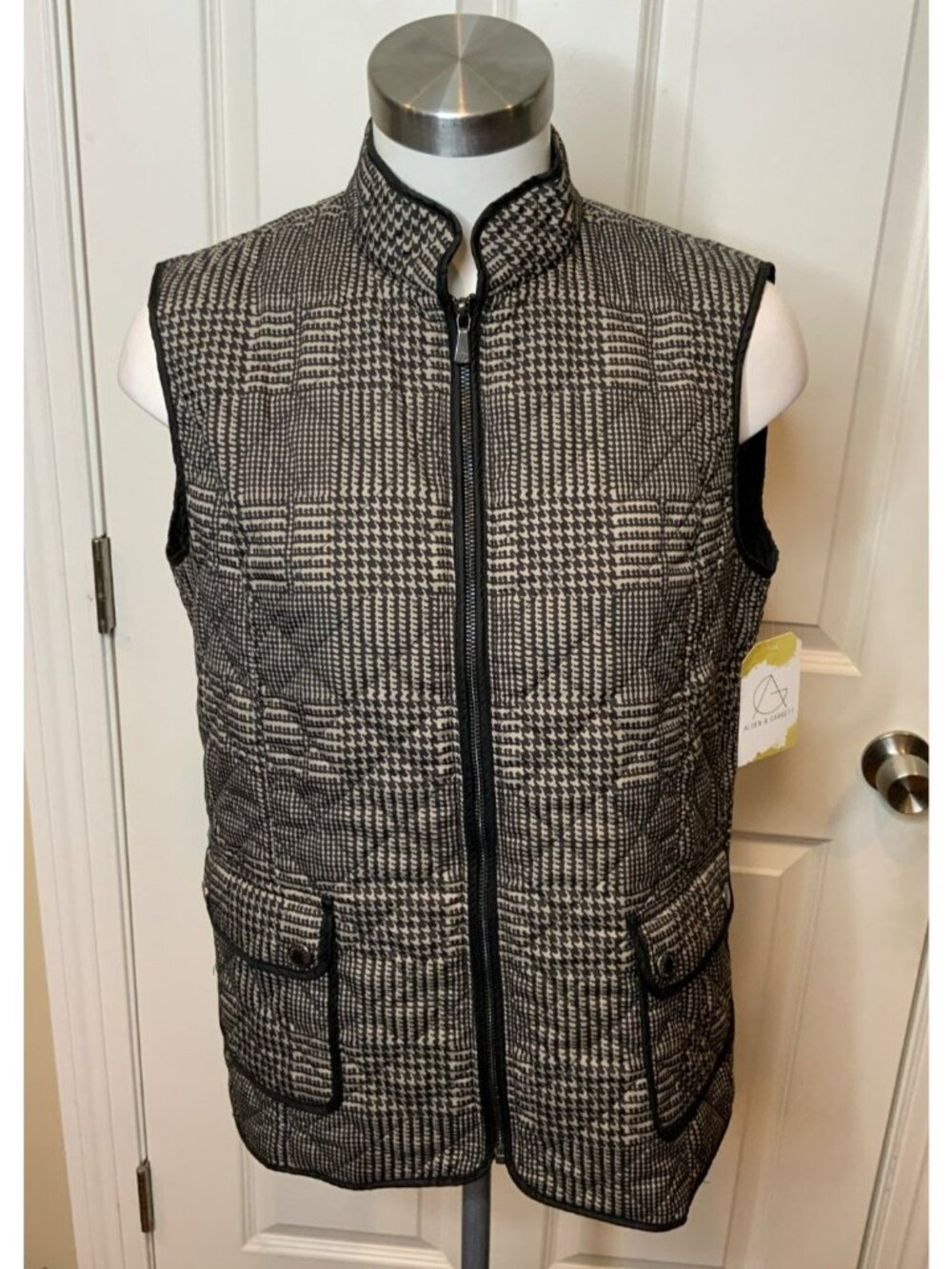 Brooks Brothers "346" Gray Houndstooth Quilted Zip-Up Vest, Size 8